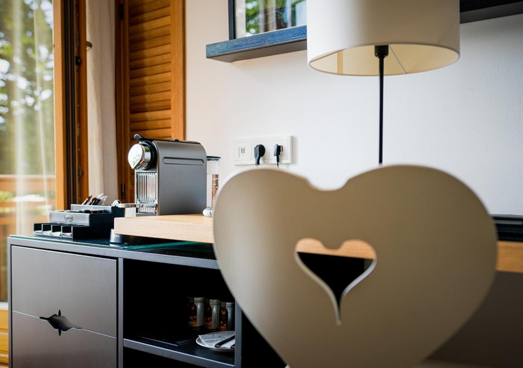 Das Tegernsee Exteriér fotografie A Nespresso machine in a hotel room