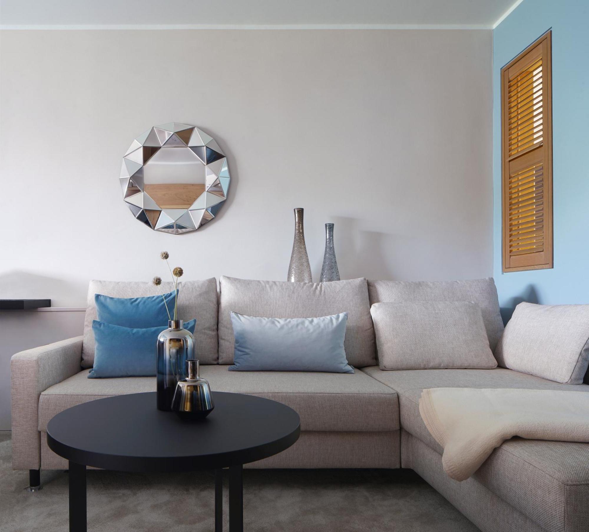 Das Tegernsee Exteriér fotografie A modern sectional sofa