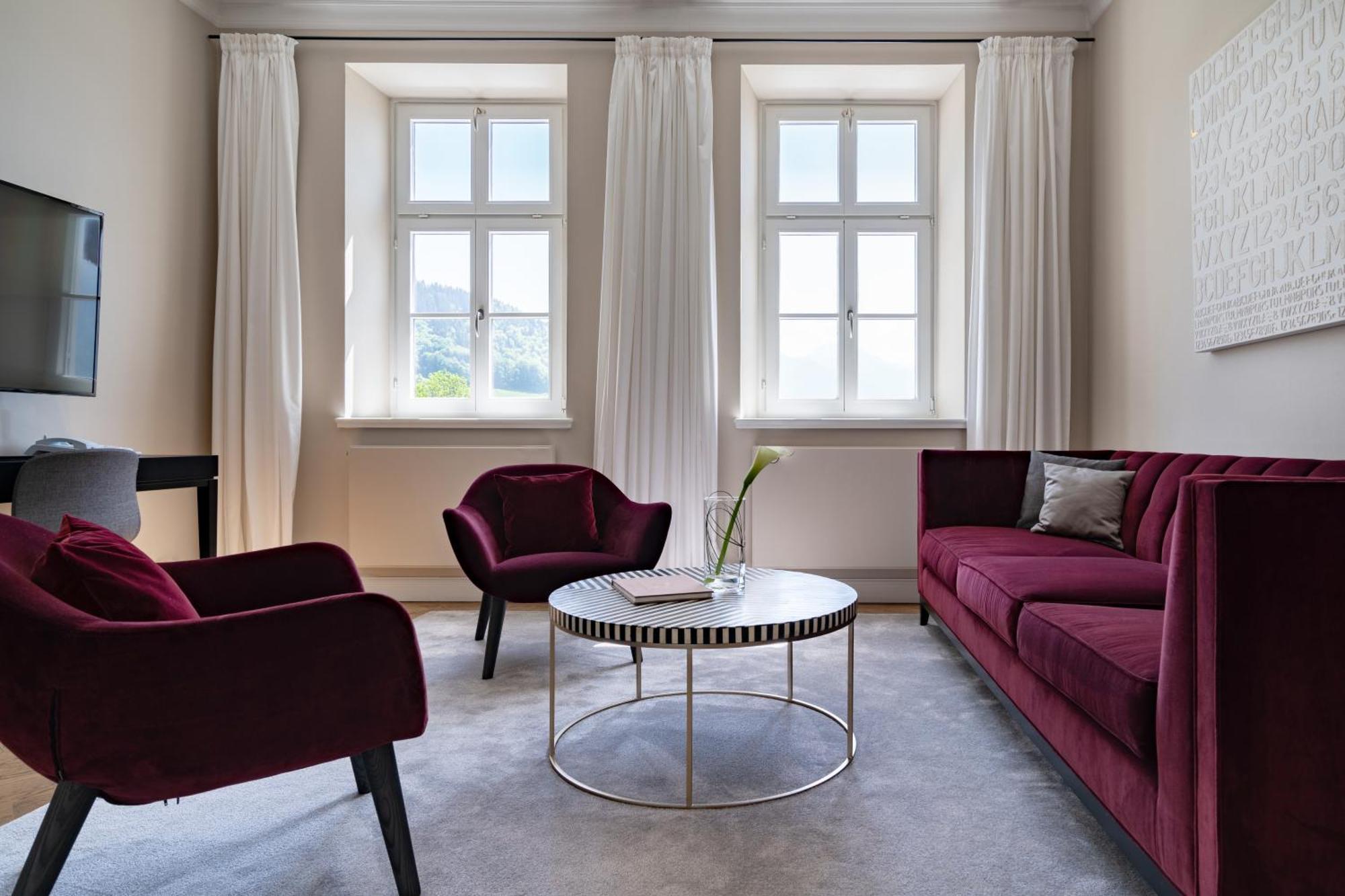 Das Tegernsee Exteriér fotografie A living room at the Hotel de la Paix