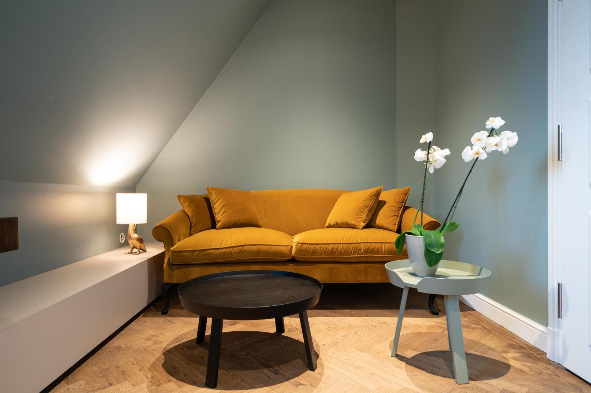Das Tegernsee Exteriér fotografie A living room with a sofa